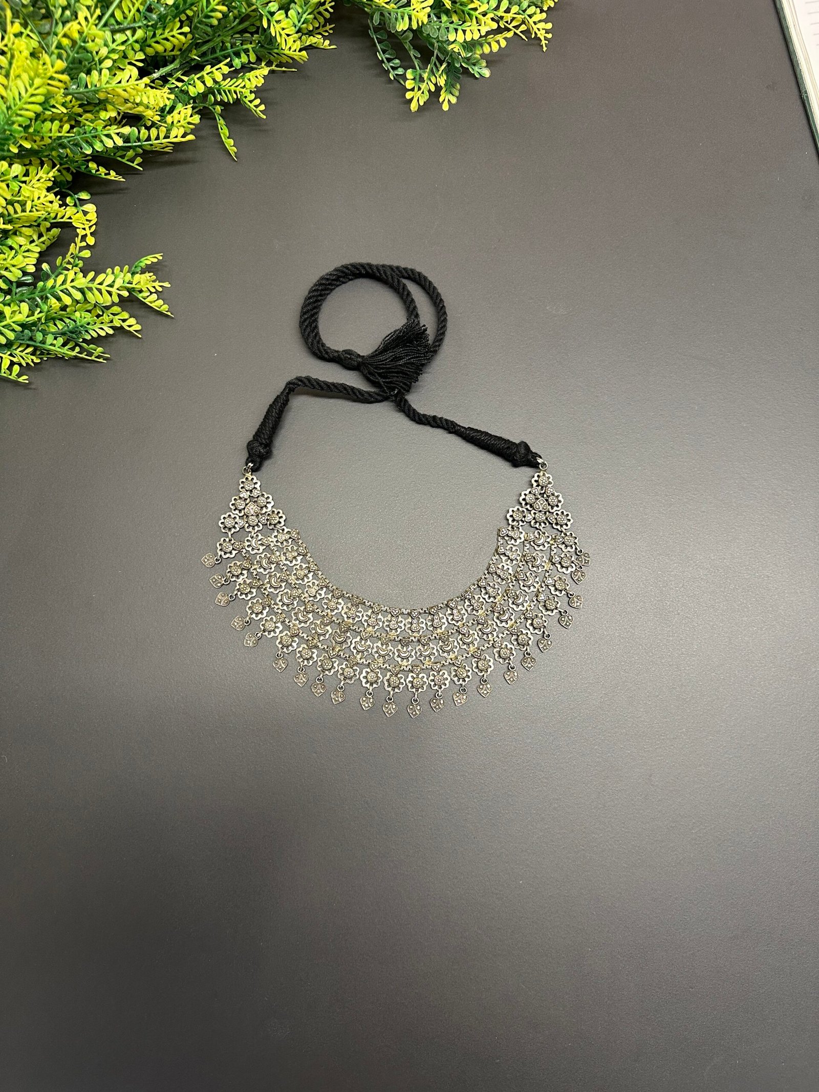 🌸Vintage German Silver Mesh Choker with Leaf Drops - Image 3